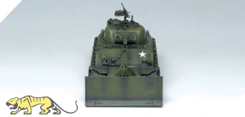 U.S. Medium Tank M4A3 Sherman 105mm Howitzer & M1 Dozer Blade