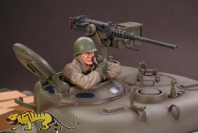 Tamiya 1/16 M4 Sherman 105mm Howitzer - RC Full Option Kit (56014