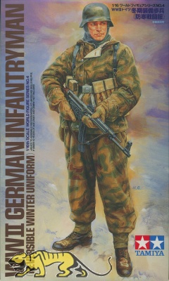 German Infantryman with reversible Winter Uniform - 1/16
