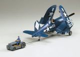 Vought F4U-1D Corsair mit Motor-Schlepper (Moto-Tug) - 1:48