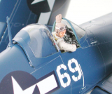 Vought F4U-1D Corsair mit Motor-Schlepper (Moto-Tug) - 1:48