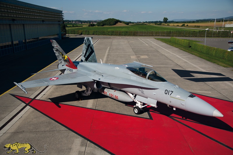 Italeri F A 18 Hornet Swiss Air Force Royal Australian Air Force 1 72 IT1429 Axels Modellbau Shop