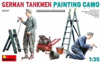 German Tankmen painting camo - 1/35