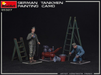 Deutsche Panzerbesatzung beim lackieren - 1:35