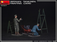 Deutsche Panzerbesatzung beim lackieren - 1:35