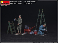 Deutsche Panzerbesatzung beim lackieren - 1:35
