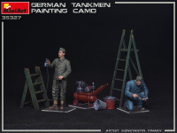 Deutsche Panzerbesatzung beim lackieren - 1:35