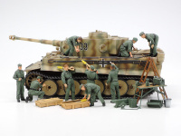 Deutsche Panzerbesatzung in der Feldinstandsetzung - 1:48