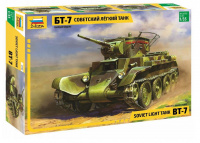 Russischer Leichter Panzer BT-7 mit Besatzung