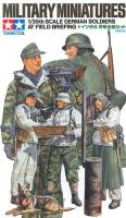 German Soldiers at Field Briefing - 1/35