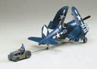 Vought F4U-1D Corsair mit Motor-Schlepper (Moto-Tug) - 1:48