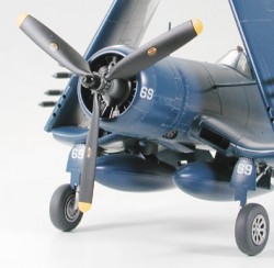 Vought F4U-1D Corsair - with Moto Tug - 1/48